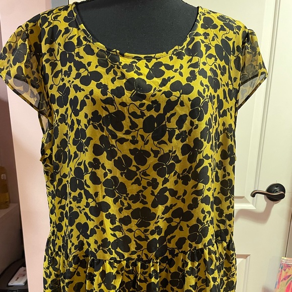 Yellow blouse with cap sleeve and swing waist - Picture 2 of 2